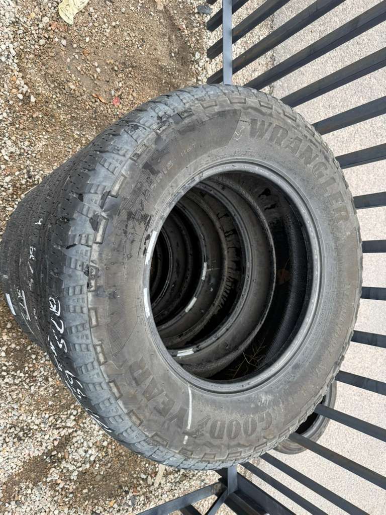 275/65R18 Set (4 Used Tires) Goodyear Wrangler Territory AT