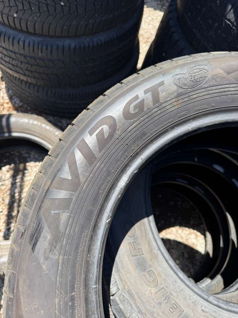 225/60R18 Pair (2 Used Tires) Yokohama Avid GT