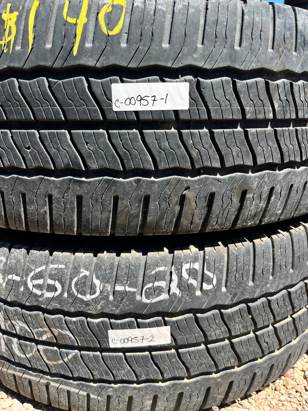 LT285/60R20 Pair (2 Used Tires) Michelín Agilis CrossClimate