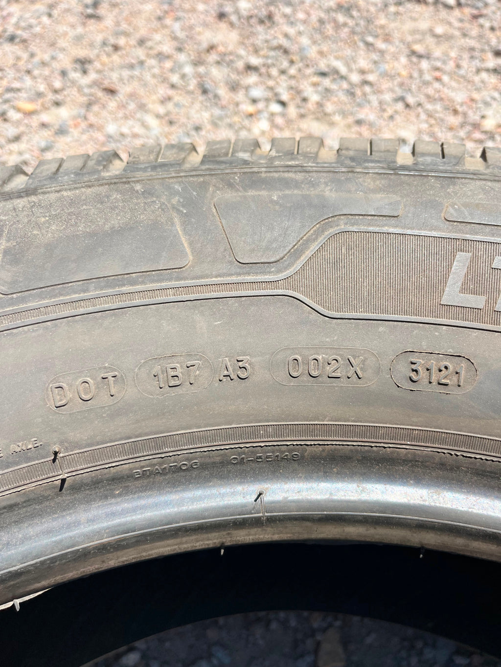 LT285/60R20 Pair (2 Used Tires) Michelín Agilis CrossClimate