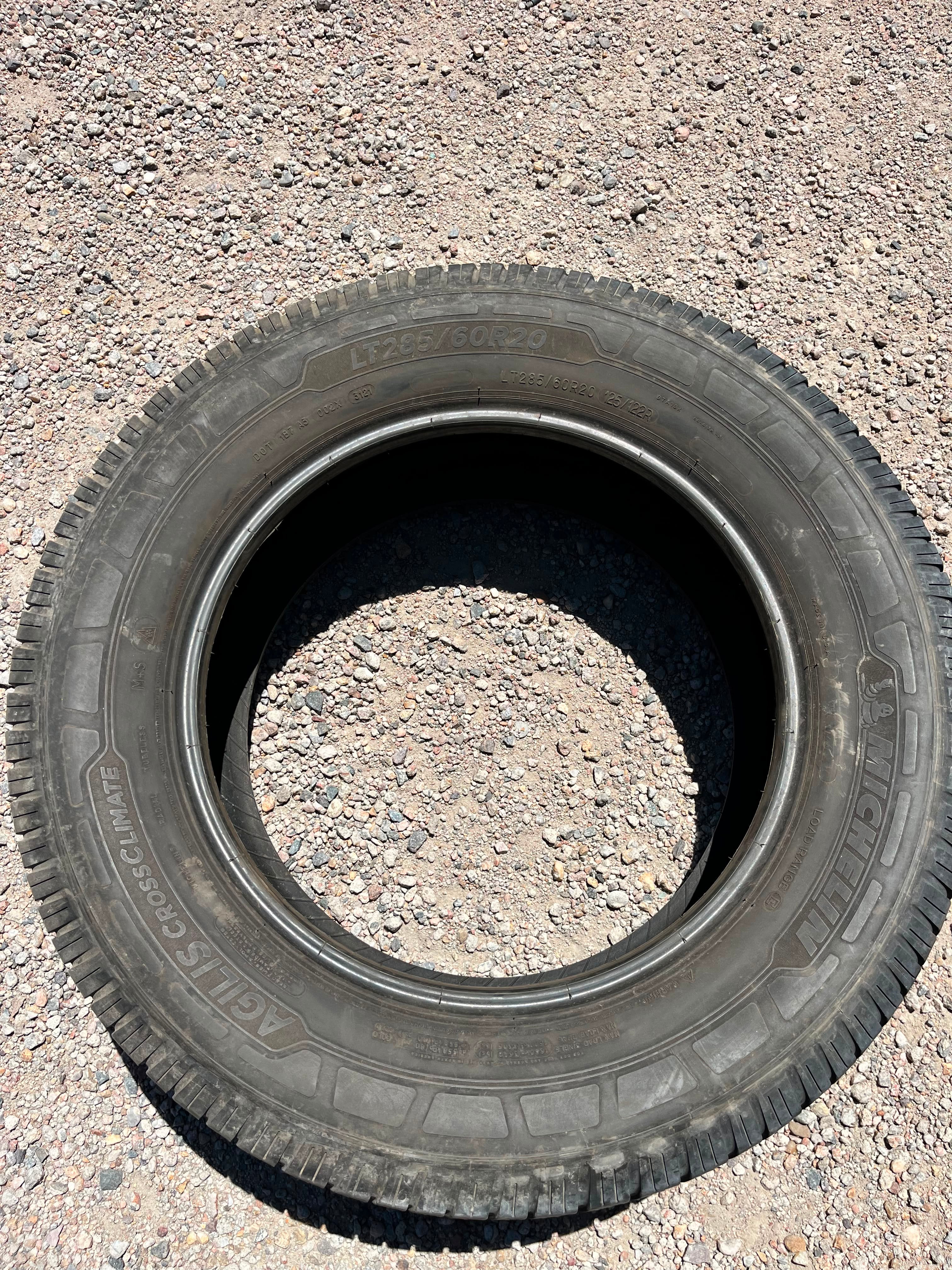 LT285/60R20 Pair (2 Used Tires) Michelín Agilis CrossClimate