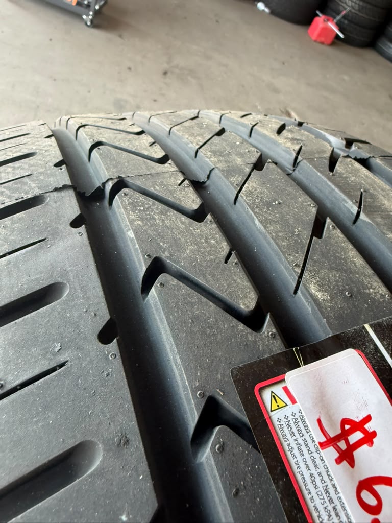 275/40R20 Set (4 Brand New Tires!!) Lexani LX-Twenty