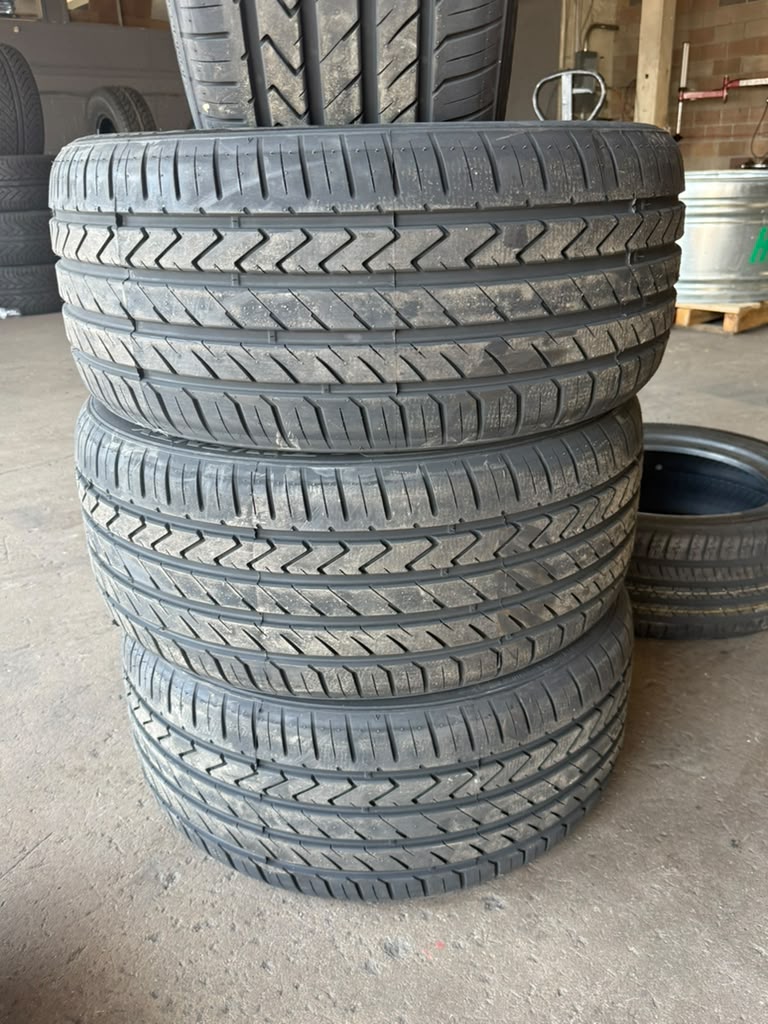 275/40R20 Set (4 Brand New Tires!!) Lexani LX-Twenty