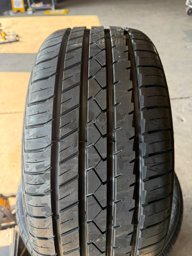 235/40R19 Set (4 Brand New Tires!!) Lionhart LH-Five